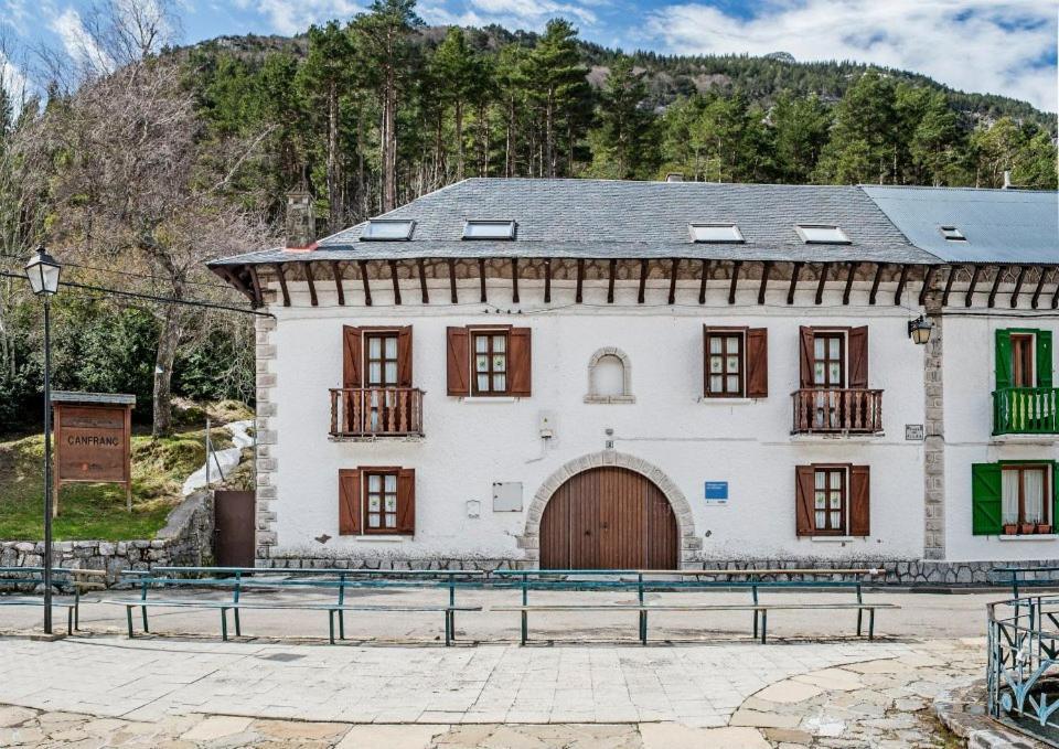 Albergue De Canfranc Estacion Exteriör bild